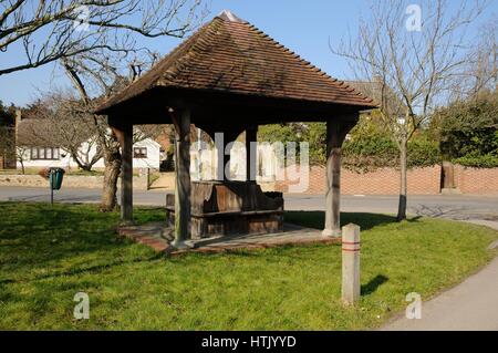 Tierheim, die grünen Foxton Cambridgeshire. Die Hütte hat zwei Balken geschnitzt mit der Aufschrift "IN THE NAME of THE LORD JESUS und in dankbar und LO Stockfoto