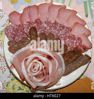 Close-up verschiedene Wurst schneidet Balyk, Wurst und Sucuk, die appetitlich auf Runde Platte angeordnet sind. Stockfoto