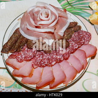 Close-up verschiedene Wurst schneidet Balyk, Wurst und Sucuk, die appetitlich auf Runde Platte angeordnet sind. Stockfoto