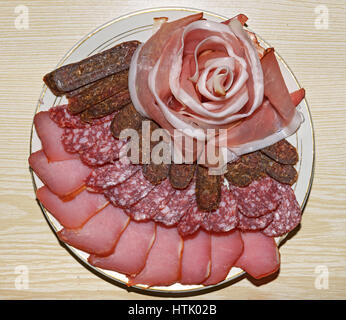 Close-up verschiedene Wurst schneidet Balyk, Wurst und Sucuk, die appetitlich auf Runde Platte angeordnet sind. Stockfoto