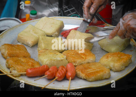 Frau kochen Fisch am Markt, Hanoi, Vietnam. Stockfoto