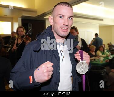 Irische Olympischen Silbermedaille gewann Boxer John Joe Nevin wartet auf die Ankunft des Taoiseach Enda Kenny am alten Kiefer Gemeindezentrum in Philadelphia, im Rahmen seines USA-Besuchs. Stockfoto