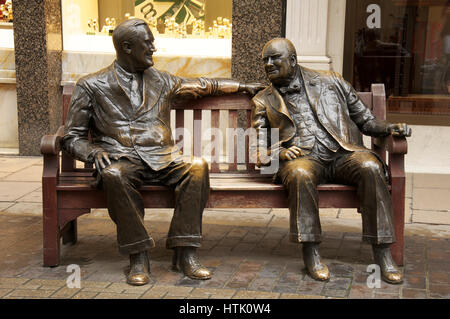 Die Alliierten. Bronze-Skulptur von Lawrence Holofcener. Franklin D Roosevelt und Winston Churchill sitzen nebeneinander auf einer Bank in New Bond Street. London. Stockfoto