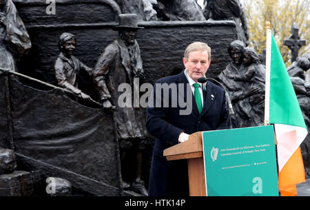 Taoiseach Enda Kenny spricht am irischen Memorial in Philadelphia, wo er, dass die irische Regierung ist mit einem Referendum voranzutreiben bestätigte, auf Präsidenten Stimmrechte an Bürgerinnen und Bürger außerhalb des Staates, während jährliche St Patricks Reise in die Vereinigten Staaten zu erweitern. Stockfoto