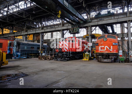 CN Rail Diesel Lokomotive Engines, Michigan Central Railroad Locomotive Shops / Hangar im Elgin County Railway Museum, St. Thomas, Ontario. Stockfoto