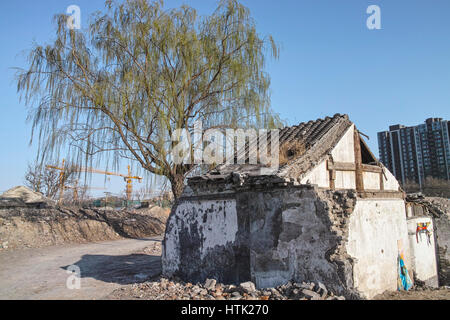 Eine abgebrochene Haus auf der Baustelle, Beijing Stockfoto