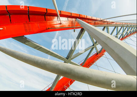 Metall-Konstruktion einer Brücke der roten Farbe gegen den Himmel Stockfoto