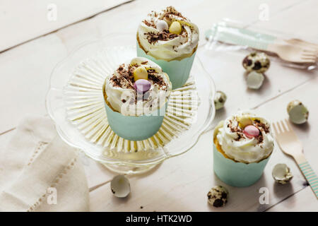 Oster-Cupcakes mit bunten Schokoladeneier. Geringe Schärfentiefe, Textfreiraum. Stockfoto