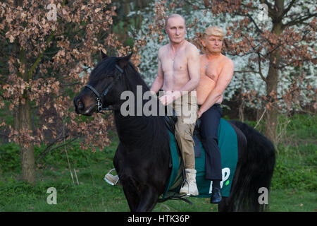 NUR zur redaktionellen Nutzung Akteure im prothetischen Make-up Darstellung Präsidenten Vladimir Putin und Donald Trump kam in Burgess Park auf dem Pferderücken heute Morgen wie Buchmacher Paddy Power eine neue Cheltenham-politische Wettmarkt vor dem Start des Renn-Festivals starten. Pressefoto ASSOCIOATION. Bild Datum: Montag, 13. März 2017. Paddy Power hat heute bekannt gegeben, eine starke Zunahme der politischen Einsätze, seit dem Amtsantritt von Präsident Trump. Umsatz auf politische Wetten branchenweite wird voraussichtlich 10 Mio. Pfund im Jahr 2017 top aber diese Zahl ist um die 800 Mio. Pfund in der gesamten Branche während Che gewettet werden voraussichtlich in den Schatten gestellt Stockfoto