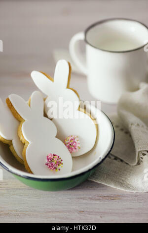 Kaninchen geformte Osterkekse, handgemacht. Verziert mit Fondant-Glasur. Stockfoto