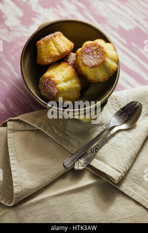 Traditionelle polnische Babka - Ostern Mini Kuchen mit Zuckerguss und Streusel rosa. Stockfoto