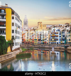 Girona Altstadt, Blick auf Fluss Onyar Stockfoto