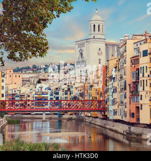 Girona Altstadt, Blick auf Fluss Onyar Stockfoto