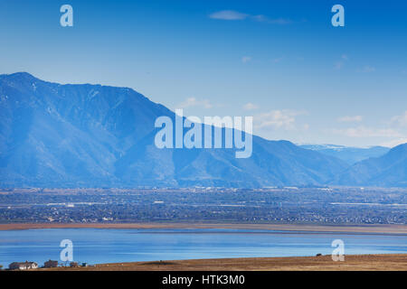 Schöne Aussicht von Salt Lake City embosomed in Bergen und Wasser Stockfoto