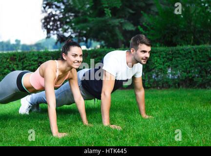 Junge Happpy paar trainieren und dehnen Sie Muskeln vor sportlichen Aktivitäten Stockfoto