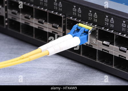 Internet Technologie Geräte LWL-Netzwerk Kabel im Switch Stockfoto