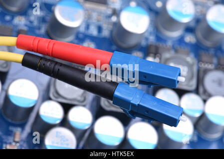 Fibre optische Netzwerkkabel Close-up mit elektronische Tafel im Hintergrund Stockfoto