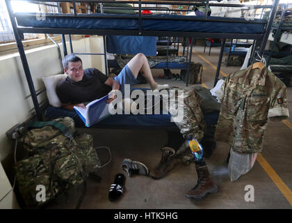 Fusilier Sean Wiseman vom Royal Highland Fusiliers, 2. Bataillon, dem Royal Regiment of Scotland (2 SCHOTTEN), der sich auf dem Regimentsstützpunkt in Nanyuki entspannt, während sie an der Übung Askari Storm im Norden Kenias teilnehmen. 08/03/17 Stockfoto