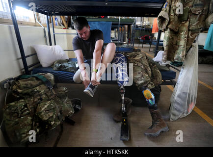 Sperrfrist, 0001 Dienstag März 14 zuvor bedingtes Foto datiert 03.08.17 Fusilier Sean Wiseman von der Royal Highland Fusiliers, 2nd Battalion The Royal Regiment der Scotland(2 SCOTS) Vorbereitung für einen Run auf die Regimenter Basis in Nanyuki, wie diese Übung Askari Sturm im Norden Kenias teilnehmen. Stockfoto