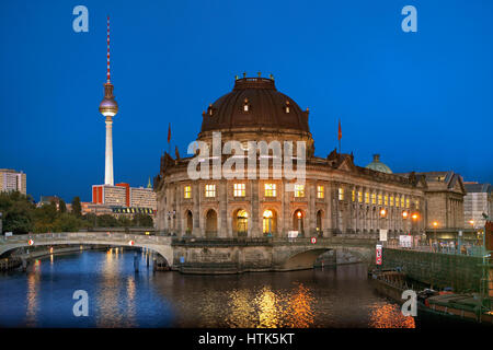 Das Bode-Museum und der Fernsehturm in Berlin Deutschland Stockfoto