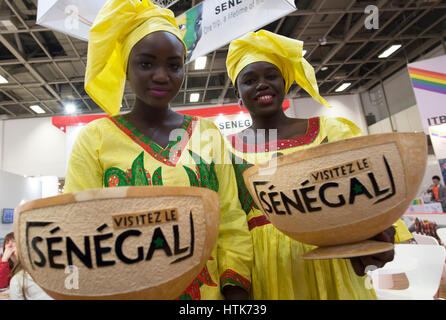 Berlin, Deutschland. 12. März 2017. Licka und Khady (r), auf dem Stand von Senegal auf der internationalen Tourismus-Messe ITB 2017 in Berlin, Deutschland, 12. März 2017 fotografiert. Nach fünf Tagen schließt die Reisemesse am Sonntag. Foto: Paul Zinken/Dpa/Alamy Live News Stockfoto