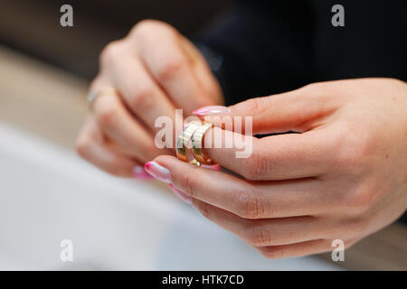 Bydgoszcz, Polen, 12. März 2017. Menschen gelten Teilnahme an einer Hochzeit-Handel an der th Artego Arena zeigen. Juwelers, Handwerker, Caterer, Fotografen und Videofilmer fördern sich für Einzelkunden und Unternehmen während der Show. Stockfoto