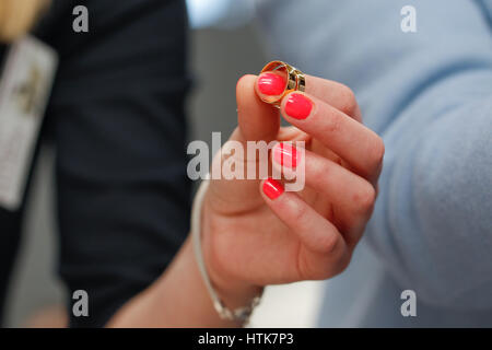 Bydgoszcz, Polen, 12. März 2017. Menschen gelten Teilnahme an einer Hochzeit-Handel an der th Artego Arena zeigen. Juwelers, Handwerker, Caterer, Fotografen und Videofilmer fördern sich für Einzelkunden und Unternehmen während der Show. Stockfoto