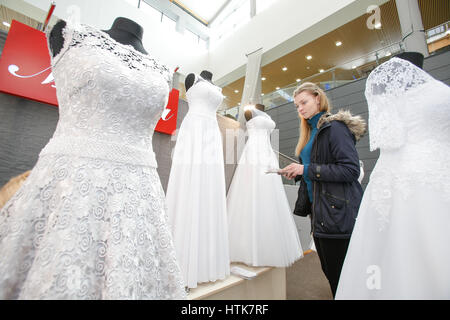 Bydgoszcz, Polen, 12. März 2017. Menschen gelten Teilnahme an einer Hochzeit-Handel an der th Artego Arena zeigen. Juwelers, Handwerker, Caterer, Fotografen und Videofilmer fördern sich für Einzelkunden und Unternehmen während der Show. Stockfoto