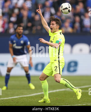 Gelsenkirchen, Deutschland. 12. März 2017. Augsburgs Paul Verhaegh reagiert während der Fußball-Bundesliga-match zwischen FC Schalke 04 und FC Augsburg in der Veltins Arena in Gelsenkirchen, Deutschland, 12. März 2017. (EMBARGO Bedingungen - Achtung: aufgrund der Akkreditierungsrichtlinien die DFL nur erlaubt die Veröffentlichung und Nutzung von bis zu 15 Bilder pro Spiel im Internet und in Online-Medien während des Spiels.) Foto: Ina Fassbender/Dpa/Alamy Live News Stockfoto