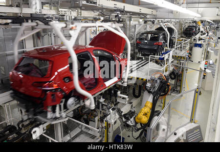 Wolfsburg, Deutschland. 9. März 2017. Blick auf die Produktion des VW Golf 7 in der Manufaktur von Volkswagen in Wolfsburg, Deutschland, 9. März 2017. Foto: Rainer Jensen/Dpa/Alamy Live-Nachrichten Stockfoto