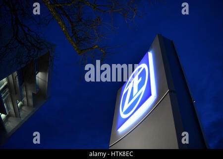 Das Logo der deutschen Auto-Teile-Hersteller ZF-Konzern außerhalb des Unternehmens in Friedrichshafen, Deutschland, 22. Februar 2017. Foto: Felix Kästle/dpa Stockfoto