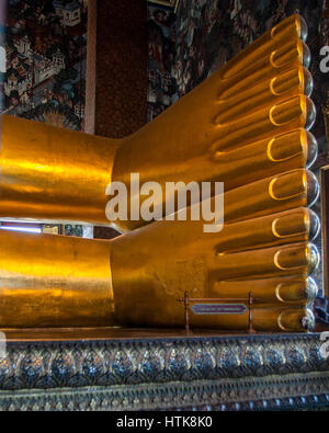 Bangkok, Thailand. 14. November 2006. Detail der Füße von den berühmten riesigen liegenden Buddha, Blattgold, im Tempel des liegenden Buddha (Wat Phra Chetuphon) abgedeckt. In den Wat Pho buddhistische Tempelanlage in Bangkok ist 46 Meter (151 ft) lang und betrachtet den höchsten Rang der erstklassigen Königlichen Tempel. Thailand ist ein beliebtes Touristenziel geworden. Bildnachweis: Arnold Drapkin/ZUMA Draht/Alamy Live-Nachrichten Stockfoto