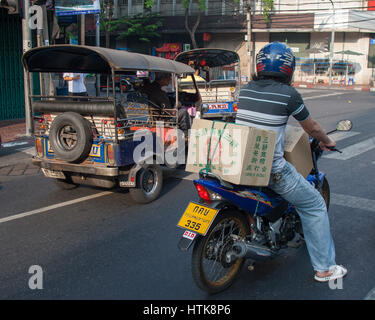 Bangkok, Thailand. 14. November 2006. Ein Tuk-Tuk, eine mechanisierte dreirädrigen Taxi und ein Motorrad, teilen sich die Straßen von Bangkok, Thailand, die ein beliebtes Touristenziel geworden ist. Bildnachweis: Arnold Drapkin/ZUMA Draht/Alamy Live-Nachrichten Stockfoto