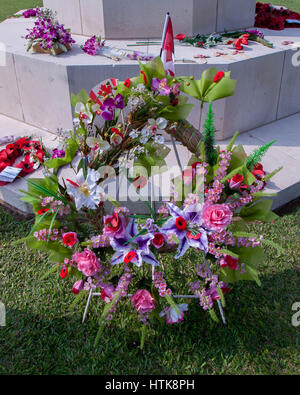 Kanchanaburi, Thailand. 15. November 2006. Ein Denkmal-Kranz und Blumen an der Basis des großen Kreuzes auf dem Soldatenfriedhof Kanchanaburi, verwaltet von der Commonwealth War Graves Commission. Es ist der wichtigste Friedhof für die australischen, britischen und niederländischen Opfer der japanischen Gefangenschaft im 2. Weltkrieg verstorbenen Bau der berüchtigten Burma-Thailand Eisenbahn während Kriegsgefangene. Bildnachweis: Arnold Drapkin/ZUMA Draht/Alamy Live-Nachrichten Stockfoto