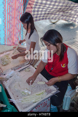 Bangkok, Thailand. 14. November 2006. Frauen eine Zeichenfolge Blütenblätter um Girlanden in den berühmten Bangkok Blumenmarkt (Pak Klong Talad) zu machen. Thailand und der Markt ist ein beliebtes Touristenziel geworden. Bildnachweis: Arnold Drapkin/ZUMA Draht/Alamy Live-Nachrichten Stockfoto