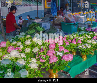 Bangkok, Thailand. 14. November 2006. Frau Kaufmann wartet auf Kunden in der berühmten Bangkok Blumenmarkt (Pak Klong Talad). Thailand und der Markt ist ein beliebtes Touristenziel geworden. Bildnachweis: Arnold Drapkin/ZUMA Draht/Alamy Live-Nachrichten Stockfoto