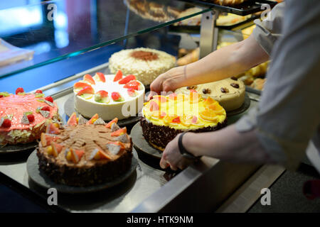 Hamburg, Deutschland. 24. Februar 2017. Kuchen in einer Bäckerei in Hamburg, Deutschland, 24. Februar 2017. Foto: Daniel Reinhardt/Dpa/Alamy Live News Stockfoto