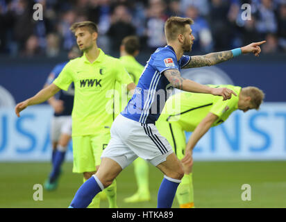 Gelsenkirchen, Deutschland. 12. März 2017. Gelsenkirchen, Deutschland 12. März 2017, Bundesliga, Saison 2016/2017, Spieltag 24, FC Schalke 04 Vs FC Augsburg: Jubel Guido Burgstallerge. Bildnachweis: Jürgen Schwarz/Alamy Live-Nachrichten Stockfoto