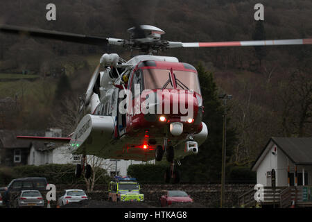 Ambleside, Cumbria, Vereinigtes Königreich. 12. März 2017. Caernarfon basierte Sikorsky S-92 Rettung 963 Trsining mit Mountain Rescue Team in Ambleside Credit: David Billinge/Alamy Live News Stockfoto