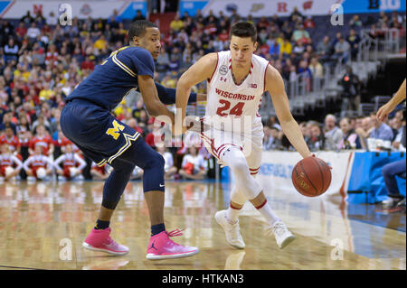 Washington, DC, USA. 12. März 2017. Wisconsin Guard BRONSON KOENIG (24) Gebühren um Michigan Guard MUHAMMAD-ALI ABDUR-RAHKAM (12) während der großen 10-Meisterschaftsspiel zwischen der Michigan und Wisconsin Badgers statt im Verizon Center in Washington, DC. Bildnachweis: Amy Sanderson/ZUMA Draht/Alamy Live-Nachrichten Stockfoto