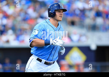 Port Charlotte, Florida, USA. 12. März 2017. WILL VRAGOVIC | Times.Tampa Bay Strahlen linker Feldspieler Jake Bauers (70) runden die Grundlagen auf einen zwei run Home Run im zweiten Inning des Spiels zwischen der Toronto Blue Jays und die Tampa Bay Rays an Charlotte Sportpark in Port Charlotte, Florida auf Sonntag, 12. März 2017. Bildnachweis: Willen Vragovic/Tampa Bay Times / ZUMA Draht/Alamy Live News Stockfoto