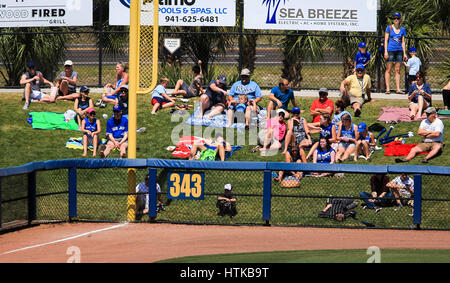 Port Charlotte, Florida, USA. 12. März 2017. WILL VRAGOVIC | Times.Fans genießen Sie die Sonne auf das linke Feld Berme während des Spiels zwischen der Toronto Blue Jays und die Tampa Bay Rays an Charlotte Sportpark in Port Charlotte, Florida auf Sonntag, 12. März 2017. Die Tampa Bay Rays schlagen die Toronto Blue Jays 8-2. Bildnachweis: Willen Vragovic/Tampa Bay Times / ZUMA Draht/Alamy Live News Stockfoto