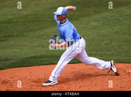 Port Charlotte, Florida, USA. 12. März 2017. WILL VRAGOVIC | Times.Tampa Bay Strahlen Relief Pitcher David Carpenter (33) im fünften Inning des Spiels zwischen der Toronto Blue Jays und die Tampa Bay Rays an Charlotte Sportpark in Port Charlotte, Florida auf Sonntag, 12. März 2017 werfen. Die Tampa Bay Rays schlagen die Toronto Blue Jays 8-2. Bildnachweis: Willen Vragovic/Tampa Bay Times / ZUMA Draht/Alamy Live News Stockfoto