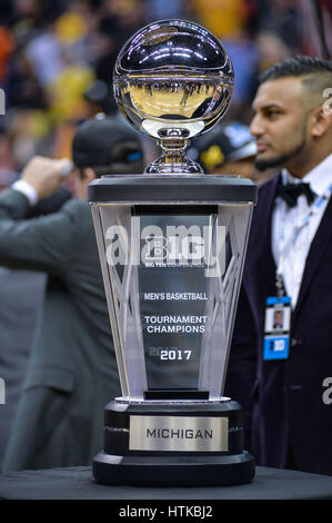 Washington, DC, USA. 12. März 2017. Die Trophy erwartet Verleihung im Anschluss an die großen 10 Meisterschaftsspiel zwischen der Michigan und Wisconsin Badgers statt im Verizon Center in Washington, DC. Bildnachweis: Amy Sanderson/ZUMA Draht/Alamy Live-Nachrichten Stockfoto