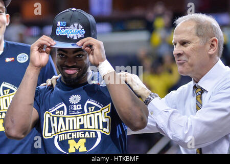 Washington, DC, USA. 12. März 2017. Michigan Head Coach JOHN BEILEIN und Michigan Guard DERRICK WALTON Jr. (10) feiern nach Gewinn der großen 10-Meisterschaftsspiel zwischen der Michigan und Wisconsin Badgers im Verizon Center in Washington, D.C. statt. Bildnachweis: Amy Sanderson/ZUMA Draht/Alamy Live-Nachrichten Stockfoto