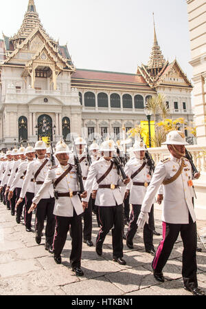 Bangkok, Thailand. 14. November 2006. Soldaten der Royal Thai Army des Königs Garde (Thahan Raksa Phra Ong) auf der Parade in einheitlicher Kleidung. Sie bieten zeremonielle sowie praktische Sicherheit zum Grand Palace in Bangkok zusammengesetzte und engagieren uns für den Schutz der königlichen Familie von Thailand. Thailand ist ein beliebtes Touristenziel geworden. Bildnachweis: Arnold Drapkin/ZUMA Draht/Alamy Live-Nachrichten Stockfoto