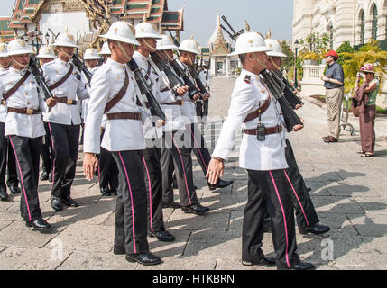 Bangkok, Thailand. 14. November 2006. Soldaten der Royal Thai Army des Königs Garde (Thahan Raksa Phra Ong) auf der Parade in einheitlicher Kleidung. Sie bieten zeremonielle sowie praktische Sicherheit zum Grand Palace in Bangkok zusammengesetzte und engagieren uns für den Schutz der königlichen Familie von Thailand. Thailand ist ein beliebtes Touristenziel geworden. Bildnachweis: Arnold Drapkin/ZUMA Draht/Alamy Live-Nachrichten Stockfoto