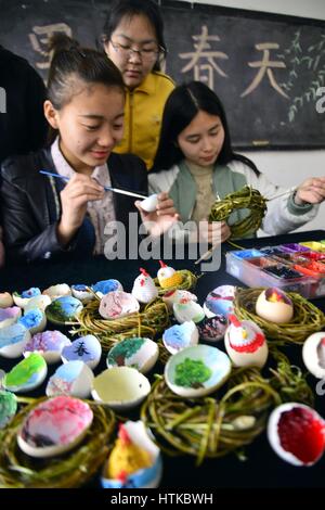 Liaochen, Liaochen, China. 12. März 2017. Liaocheng, CHINA-März 12 2017: (nur zur redaktionellen Verwendung. CHINA HERAUS). Studenten der Universität Liaocheng zeichnen Frühling inspirierten Gemälde auf Eierschalen in Liaocheng, Ost-China Shandong Provinz, 12. März 2017, markiert die Ankunft des Frühlings. Bildnachweis: SIPA Asien/ZUMA Draht/Alamy Live-Nachrichten Stockfoto