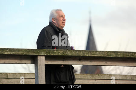 Ribnitz-Damgarten, Deutschland. 28. Februar 2017. Egon Krenz, Honeckers Nachfolger als Generalsekretär des Zentralkomitees der Sozialistischen Einheitspartei (SED) und Vorsitzender des Staatsrates in den letzten Wochen der Deutschen Demokratischen Republik Existenz in Ribnitz-Damgarten, Deutschland, 28. Februar 2017. Krenz schaltet die 19. März 2017 80. Foto: Bernd Wüstneck/Dpa-Zentralbild/Dpa/Alamy Live News Stockfoto