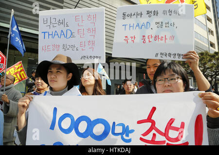 Südkorea-Politik, 11. März 2017: Menschen besuchen eine Kundgebung in Seoul, Südkorea, gegen den Plan der Regierung eine Terminal hohe Höhe Area Defense (THAAD) Batterie der US-Armee auf einem Golfplatz Lotte in Seongju, etwa 260 km südöstlich von Seoul bereitstellen. Die USA und Südkorea hatten vereinbart, Bahnhof der Anti-Raketen-Batterie mit einem leistungsstarken Radar zur Abwehr von Bedrohungen Raketen aus Nordkorea aber China gegen den Einsatz, wie sie behauptet, dass die Vereinigten Staaten auf chinesische Militär mit THAAD Spion wird. Koreanische Zeichen zu lesen, "Impeach THAAD, seines Amtes zu entheben Hwang Kyo-Ahn (Premierminister und handeln Stockfoto